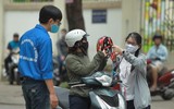 Phụ huynh hồi hộp chờ con thi trong nắng nóng ở Hà Nội