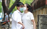 Phụ huynh hồi hộp chờ con thi trong nắng nóng ở Hà Nội