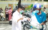 Phụ huynh hồi hộp chờ con thi trong nắng nóng ở Hà Nội