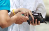 Phụ huynh hồi hộp chờ con thi trong nắng nóng ở Hà Nội
