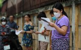 Phụ huynh hồi hộp chờ con thi trong nắng nóng ở Hà Nội