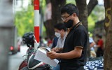 Phụ huynh hồi hộp chờ con thi trong nắng nóng ở Hà Nội