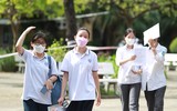 Phụ huynh hồi hộp chờ con thi trong nắng nóng ở Hà Nội