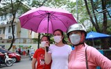 Phụ huynh hồi hộp chờ con thi trong nắng nóng ở Hà Nội