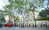 Phụ huynh hồi hộp chờ con thi trong nắng nóng ở Hà Nội