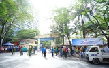 Phụ huynh hồi hộp chờ con thi trong nắng nóng ở Hà Nội