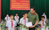 Công an Hà Nội tặng xe đạp, quà đến các em học sinh nghèo ở tỉnh Thái Nguyên