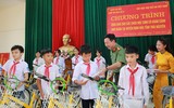 Công an Hà Nội tặng xe đạp, quà đến các em học sinh nghèo ở tỉnh Thái Nguyên