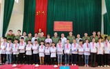 Công an Hà Nội tặng xe đạp, quà đến các em học sinh nghèo ở tỉnh Thái Nguyên