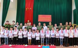 Công an Hà Nội tặng xe đạp, quà đến các em học sinh nghèo ở tỉnh Thái Nguyên