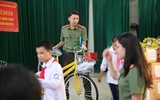 Công an Hà Nội tặng xe đạp, quà đến các em học sinh nghèo ở tỉnh Thái Nguyên