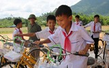 Công an Hà Nội tặng xe đạp, quà đến các em học sinh nghèo ở tỉnh Thái Nguyên