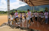 Công an Hà Nội tặng xe đạp, quà đến các em học sinh nghèo ở tỉnh Thái Nguyên