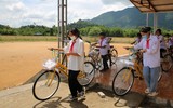 Công an Hà Nội tặng xe đạp, quà đến các em học sinh nghèo ở tỉnh Thái Nguyên