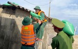 Lực lượng Công an giúp người dân miền Trung ứng phó với bão Noru