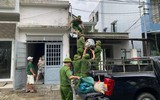 Lực lượng Công an giúp người dân miền Trung ứng phó với bão Noru