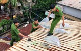 Lực lượng Công an giúp người dân miền Trung ứng phó với bão Noru