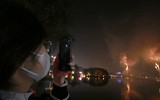 Ngắm pháo hoa tuyệt đẹp trên bầu trời Hà Nội đêm Giao thừa 