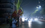 Người dân Thủ đô mua mía lộc, túi muối cầu may đầu năm mới