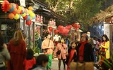 Phố sách xuân Quý Mão rộn ràng ngày mùng 1 Tết