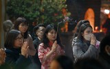 Đông đảo người dân Hà Nội đi lễ chùa cầu an trong năm mới