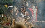 Đông đảo người dân Hà Nội đi lễ chùa cầu an trong năm mới