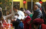 Đông đảo người dân Hà Nội đi lễ chùa cầu an trong năm mới