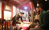 Khách du lịch nước ngoài trải nghiệm xin chữ ở Văn Miếu - Quốc Tử Giám