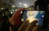 Ngắm pháo hoa tuyệt đẹp trên bầu trời Hà Nội đêm Giao thừa 