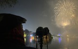 Ngắm pháo hoa tuyệt đẹp trên bầu trời Hà Nội đêm Giao thừa 