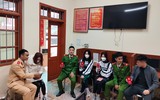Công an Hà Nội hướng dẫn người dân, cài đặt VNeID tại lễ hội