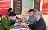 Công an Hà Nội hướng dẫn người dân, cài đặt VNeID tại lễ hội