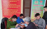 Công an Hà Nội hướng dẫn người dân, cài đặt VNeID tại lễ hội