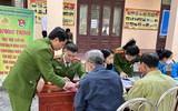 Công an Hà Nội hướng dẫn người dân, cài đặt VNeID tại lễ hội