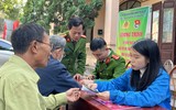 Công an Hà Nội hướng dẫn người dân, cài đặt VNeID tại lễ hội