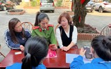 Công an Hà Nội hướng dẫn người dân, cài đặt VNeID tại lễ hội