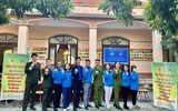 Công an Hà Nội hướng dẫn người dân, cài đặt VNeID tại lễ hội