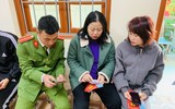 Công an Hà Nội hướng dẫn người dân, cài đặt VNeID tại lễ hội