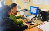 Công an Hà Nội hướng dẫn người dân, cài đặt VNeID tại lễ hội