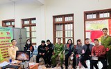 Công an Hà Nội hướng dẫn người dân, cài đặt VNeID tại lễ hội