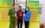 Công an Hà Nội hướng dẫn người dân, cài đặt VNeID tại lễ hội