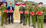 Công an Hà Nội hướng dẫn người dân, cài đặt VNeID tại lễ hội