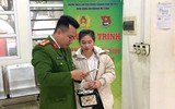 Công an Hà Nội hướng dẫn người dân, cài đặt VNeID tại lễ hội