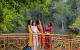 Nữ chiến sỹ Công an Hà Nội duyên dáng, khoe sắc trong tà áo dài truyền thống