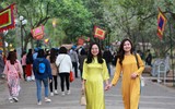 Nữ chiến sỹ Công an Hà Nội duyên dáng, khoe sắc trong tà áo dài truyền thống