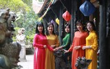 Nữ chiến sỹ Công an Hà Nội duyên dáng, khoe sắc trong tà áo dài truyền thống