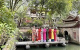 Nữ chiến sỹ Công an Hà Nội duyên dáng, khoe sắc trong tà áo dài truyền thống