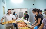 Quán cơm 2.000 đồng ở Hà Nội và nụ cười của những bệnh nhân ung thư