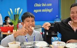 Quán cơm 2.000 đồng ở Hà Nội và nụ cười của những bệnh nhân ung thư