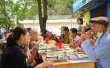 Quán cơm 2.000 đồng ở Hà Nội và nụ cười của những bệnh nhân ung thư